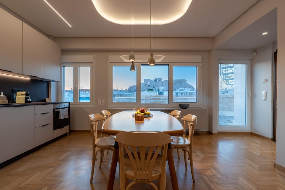 Kitchen or kitchenette, Dining area, Landmark view, oven