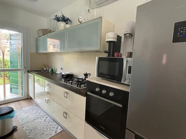 Kitchen or kitchenette, dishwasher, oven, pet friendly, stove, toaster