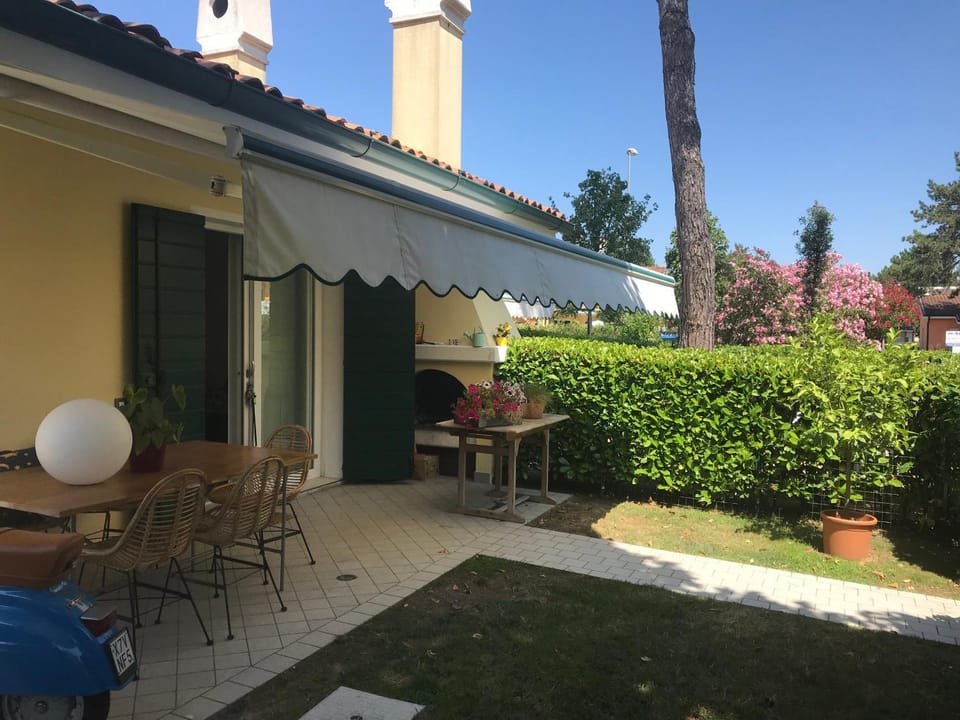 Property building, Patio, Garden, Garden, Dining area, Garden view