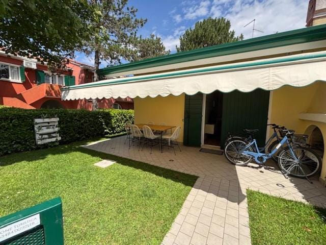 Property building, Patio, Day, Cycling