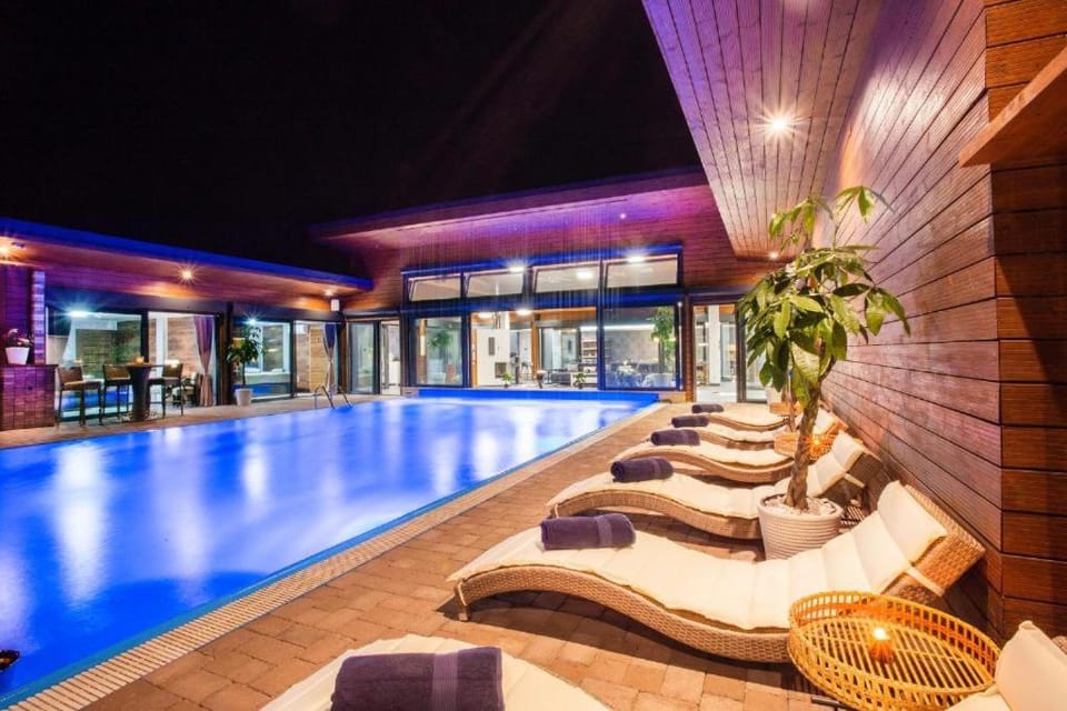 Seating area, Swimming pool, sunbed