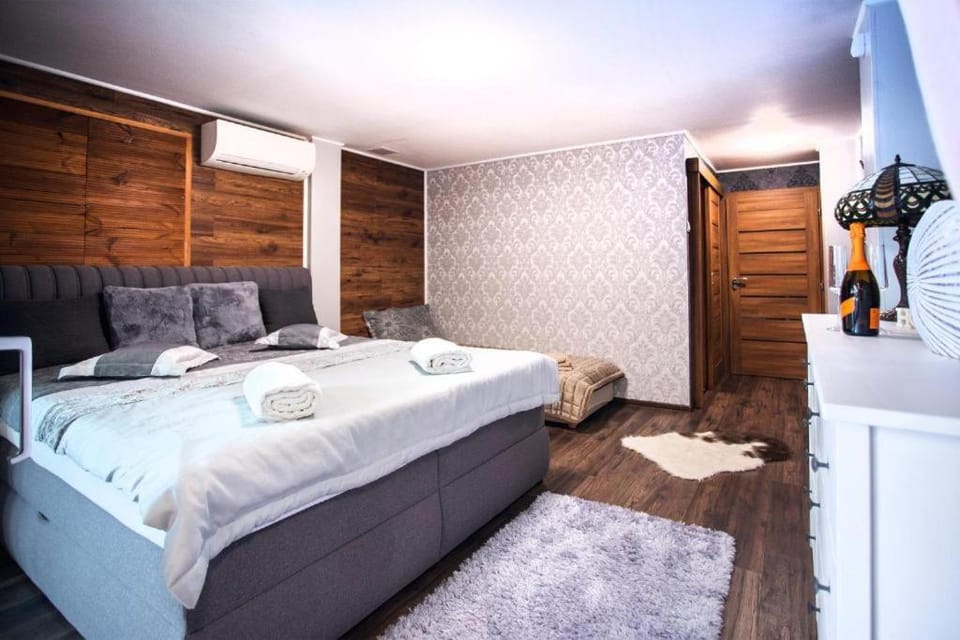 Photo of the whole room, Bedroom, towels