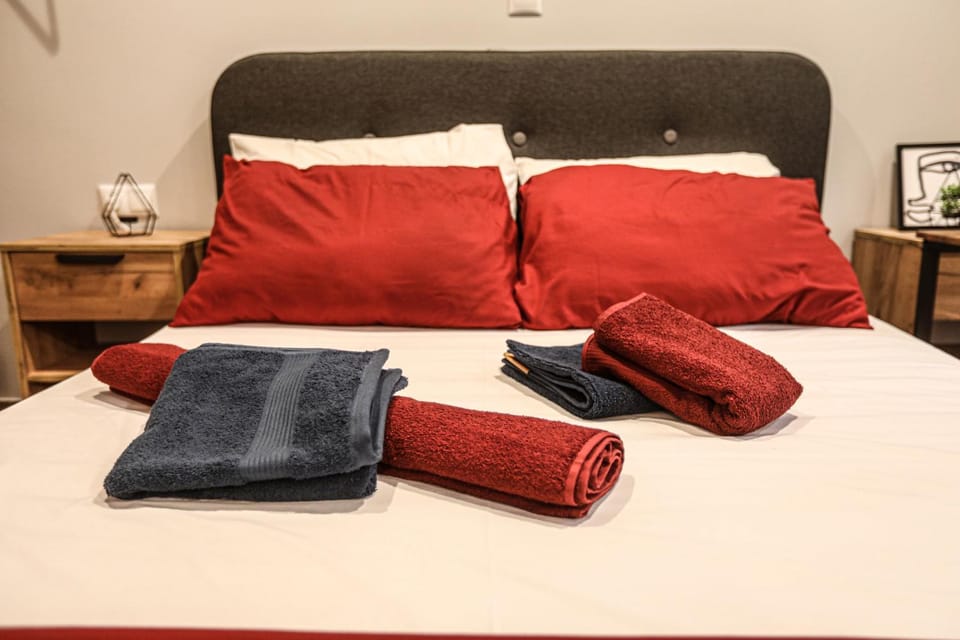 Bed, Bedroom, towels
