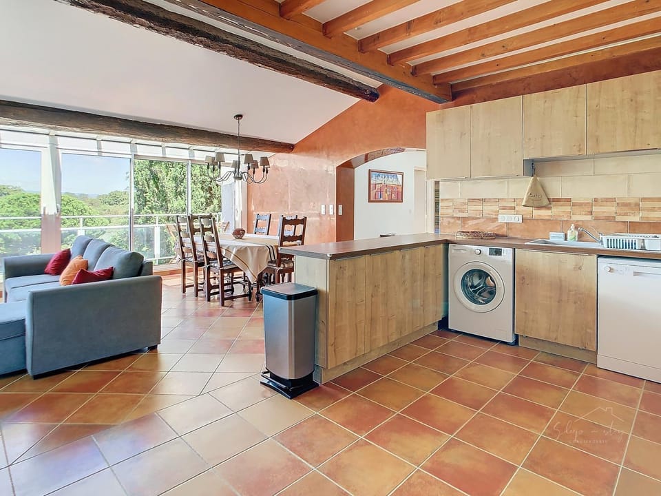 dishwasher, oven, pet friendly, stove, washing machine