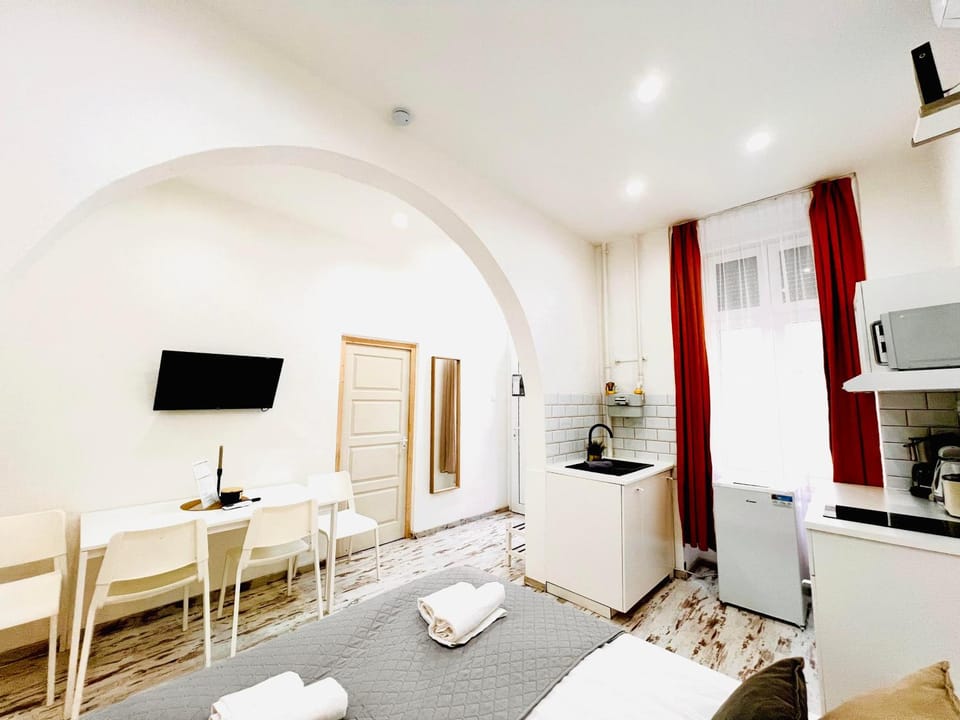 Bed, TV and multimedia, Coffee/tea facilities, Kitchen or kitchenette, microwave, stove, toaster, wardrobe