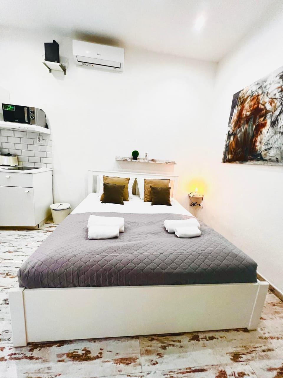 Bed, TV and multimedia, Coffee/tea facilities, Kitchen or kitchenette, microwave, stove, toaster, wardrobe