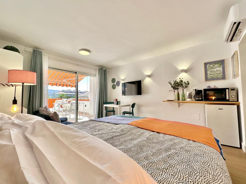 Bed, TV and multimedia, Dining area, microwave, air conditioner