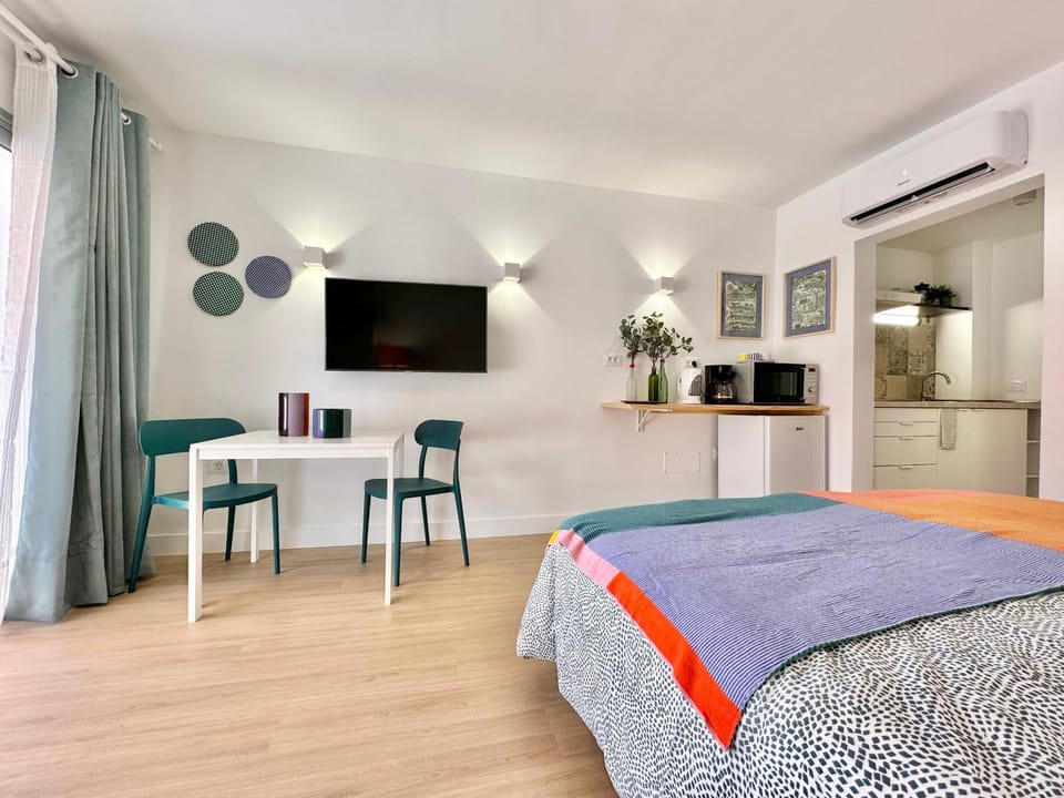 Bed, TV and multimedia, Dining area, microwave, air conditioner