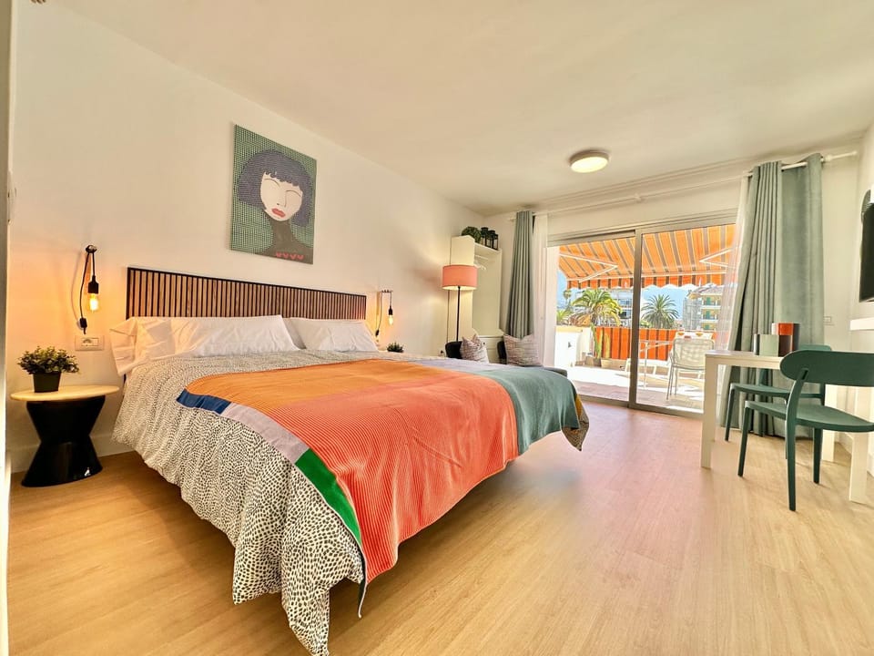 Bed, TV and multimedia, Dining area
