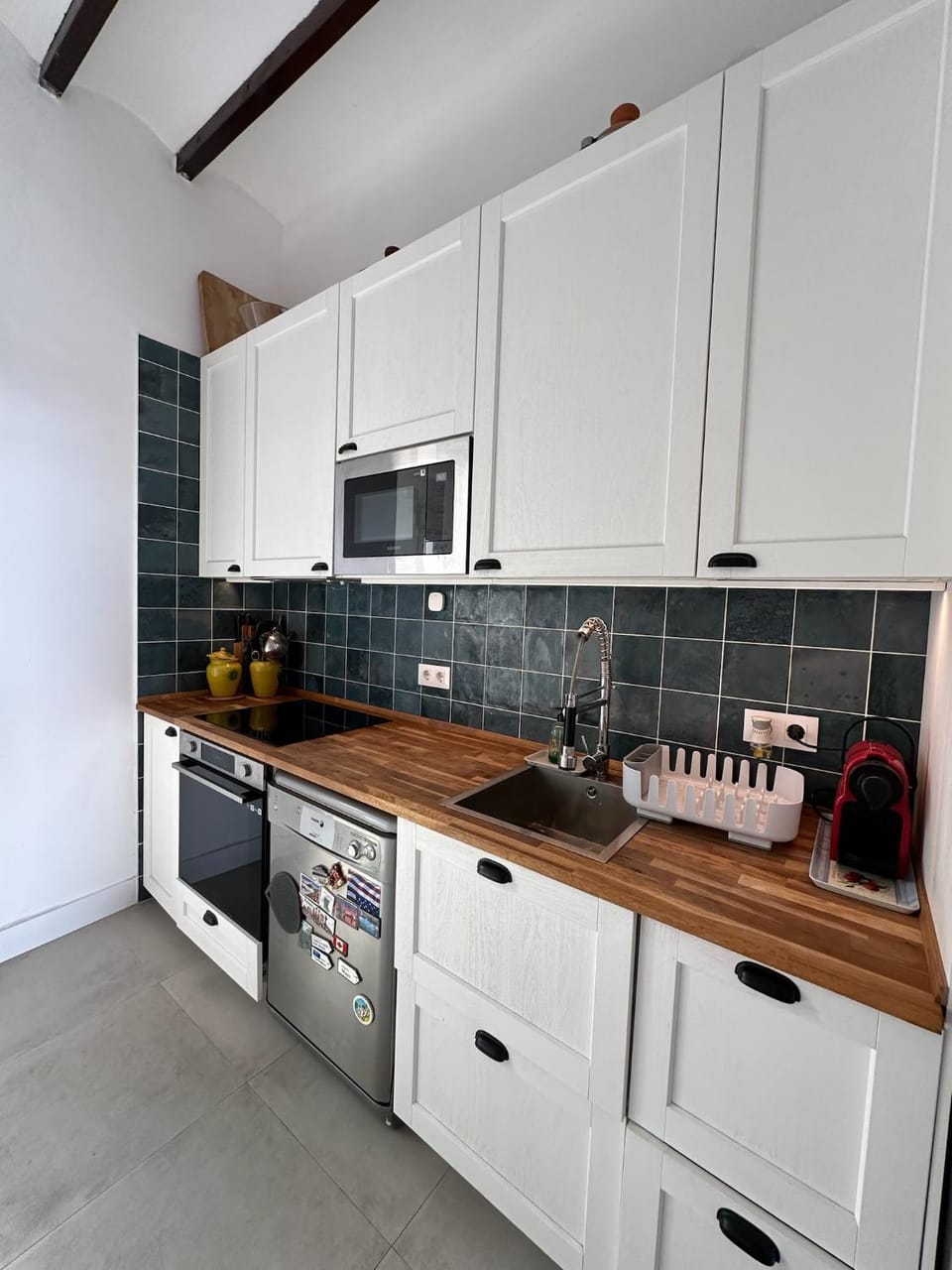 Kitchen or kitchenette, dishwasher, stove