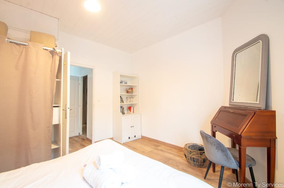 Bed, Bedroom, towels, wardrobe