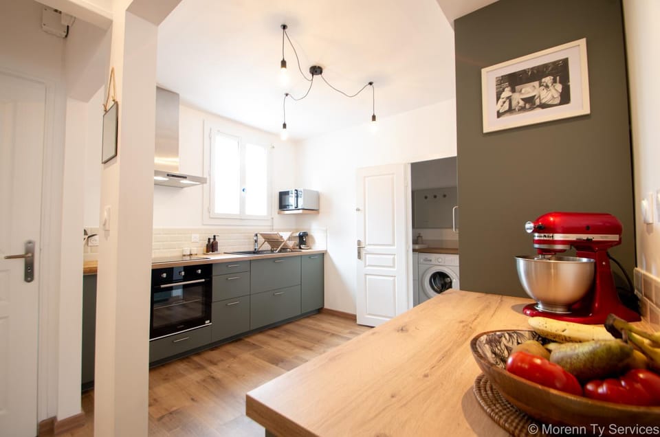 Kitchen or kitchenette, dishwasher, oven, stove, toaster, washing machine