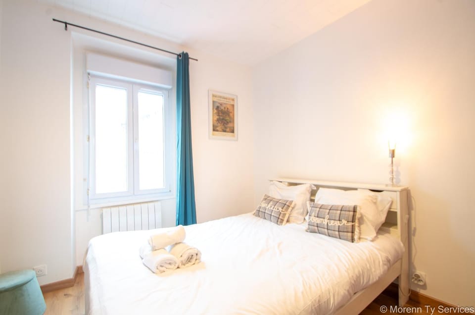 Bed, Bedroom, towels