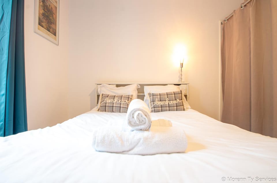 Bed, Bedroom, towels, wardrobe