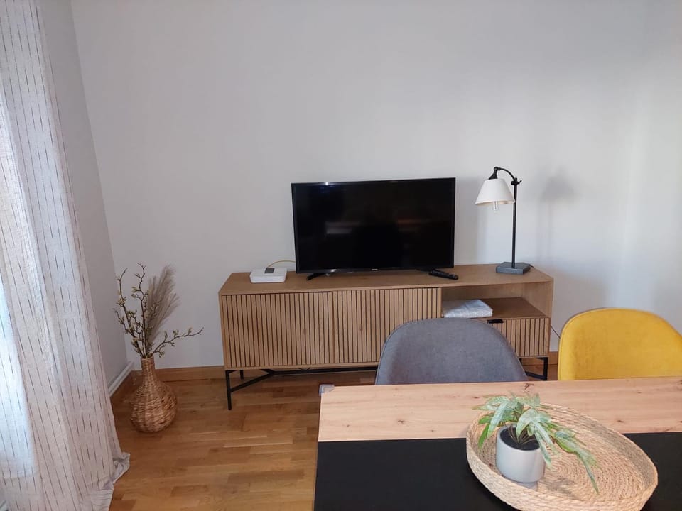 TV and multimedia, Living room, Evening entertainment