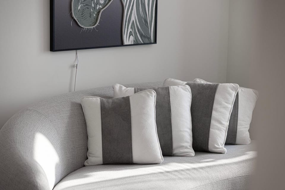 Bed, Living room, Photo of the whole room, Decorative detail, Bedroom