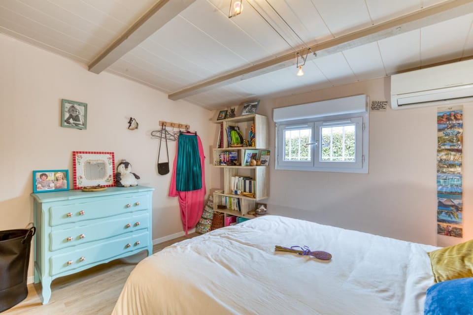Property building, Living room, Bedroom