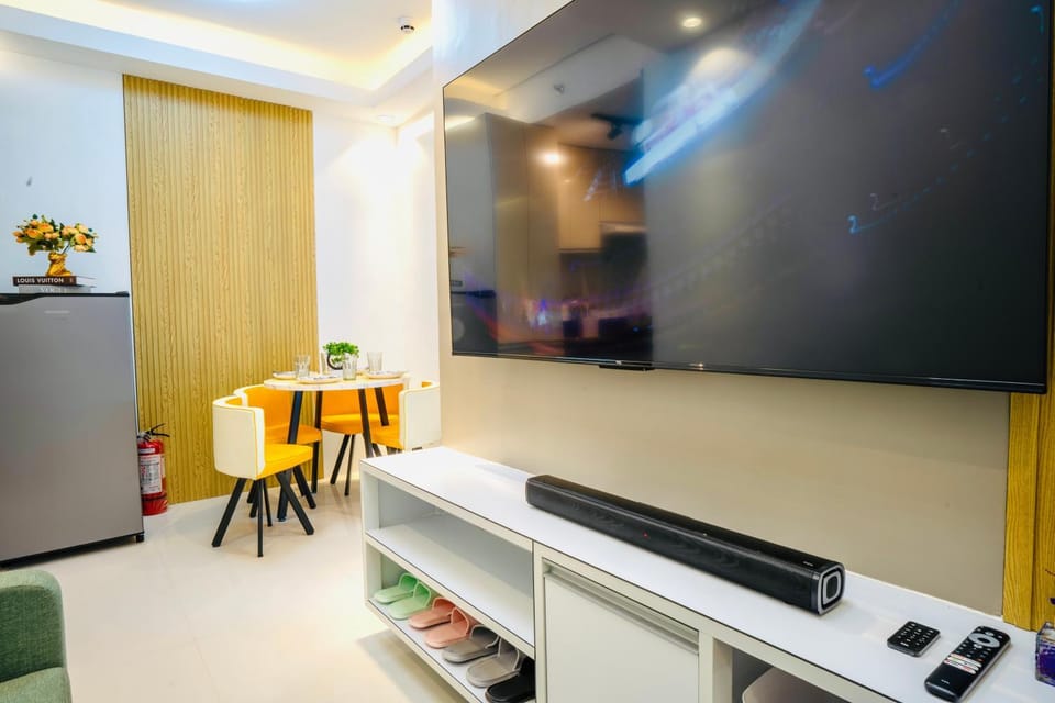 Communal lounge/ TV room, TV and multimedia, Kitchen or kitchenette, Dining area