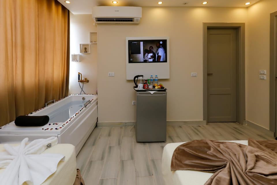 Bed, TV and multimedia, Kitchen or kitchenette, Living room, Photo of the whole room, Seating area, Bedroom, minibar, towels, air conditioner