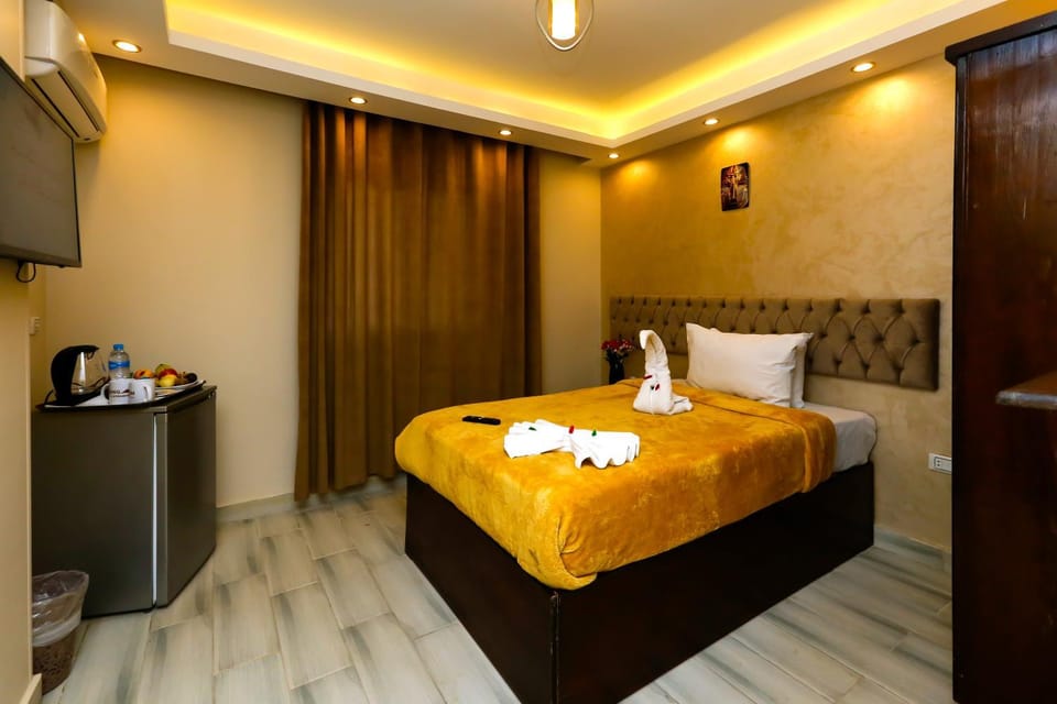 Bed, Coffee/tea facilities, Kitchen or kitchenette, Photo of the whole room, Bedroom, minibar, towels, wardrobe
