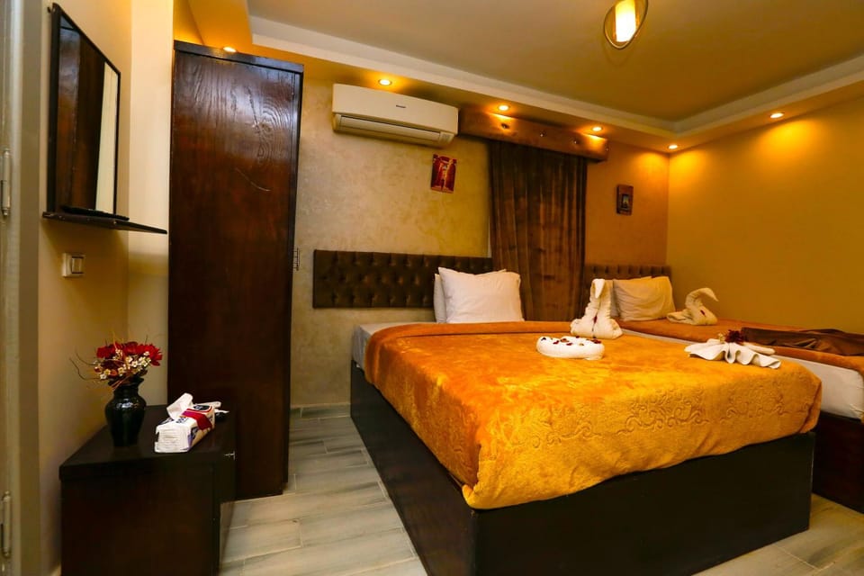 Bed, TV and multimedia, Photo of the whole room, Evening entertainment, Bedroom, towels, air conditioner