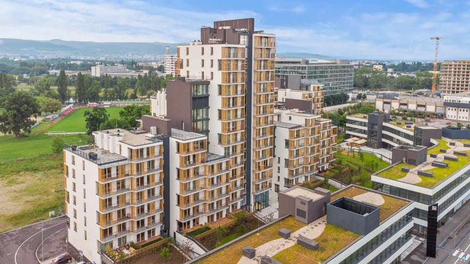 Property building, Neighbourhood, Bird's eye view, City view, Street view, Location, Parking