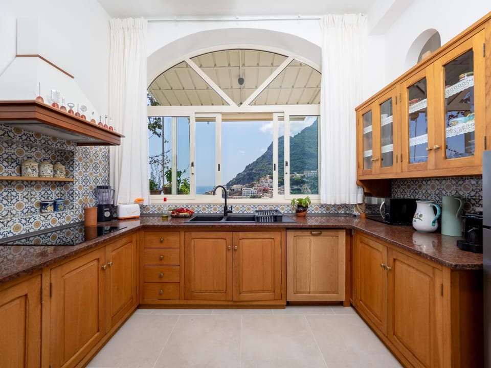 View (from property/room), Kitchen or kitchenette, City view, Sea view, microwave, stove