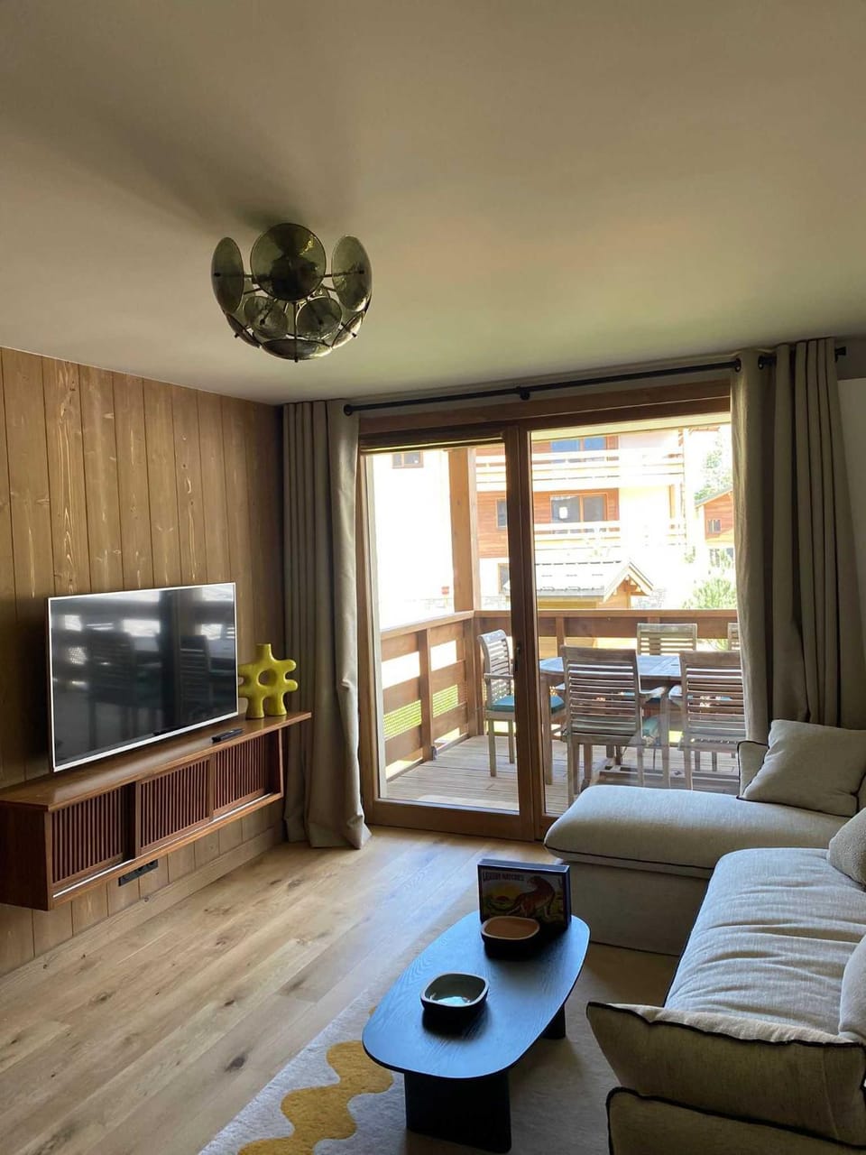 Communal lounge/ TV room, TV and multimedia, Living room, Seating area, Dining area, Evening entertainment