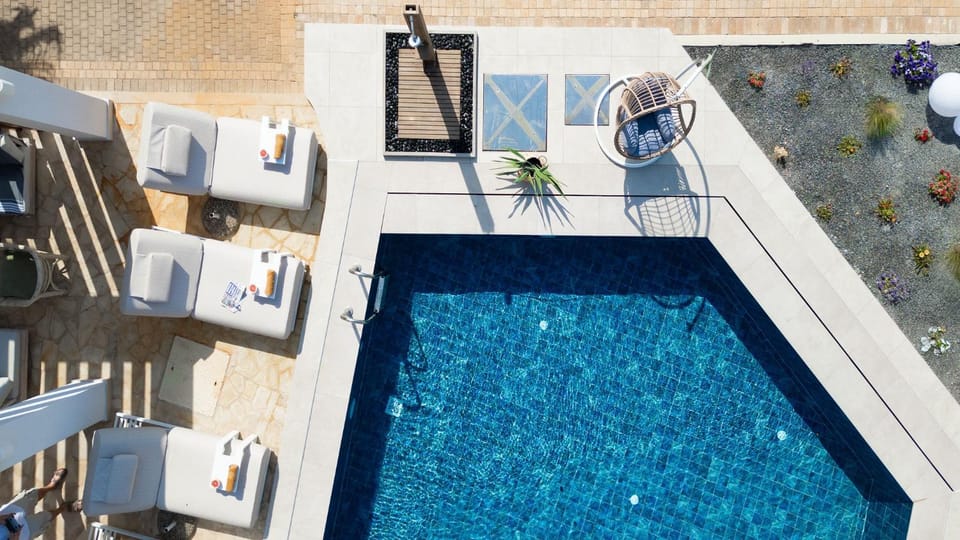 Day, Pool view, Swimming pool, sunbed
