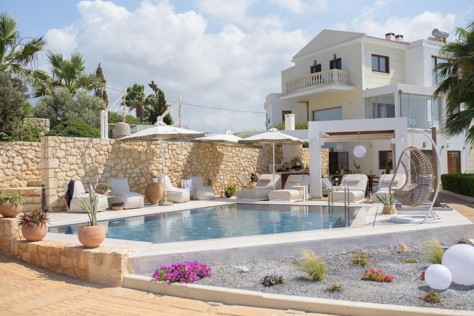 Property building, Day, Garden, Pool view, Swimming pool, sunbed