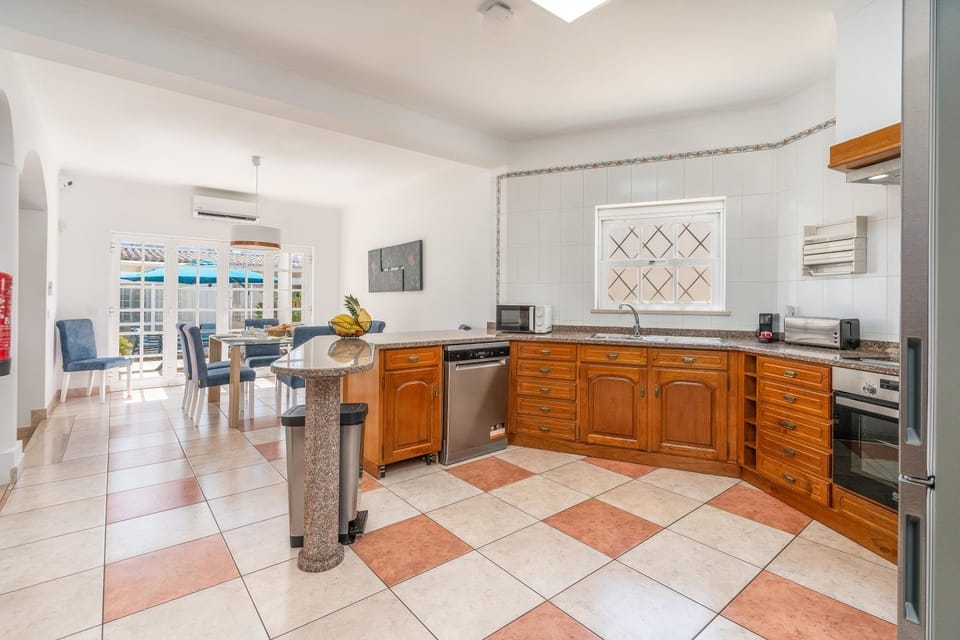 Kitchen or kitchenette, Dining area, dishwasher, oven, stove