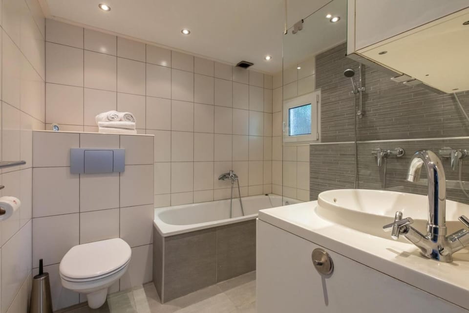 Welcome in - Strandhuis Schoneveld, zonnige en ruime tuin met speeltoestel Apartment in Zeeland, Netherlands