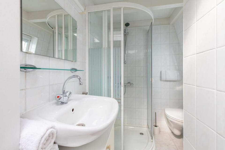 Welcome in - Strandhuis Schoneveld, zonnige en ruime tuin met speeltoestel Apartment in Zeeland, Netherlands