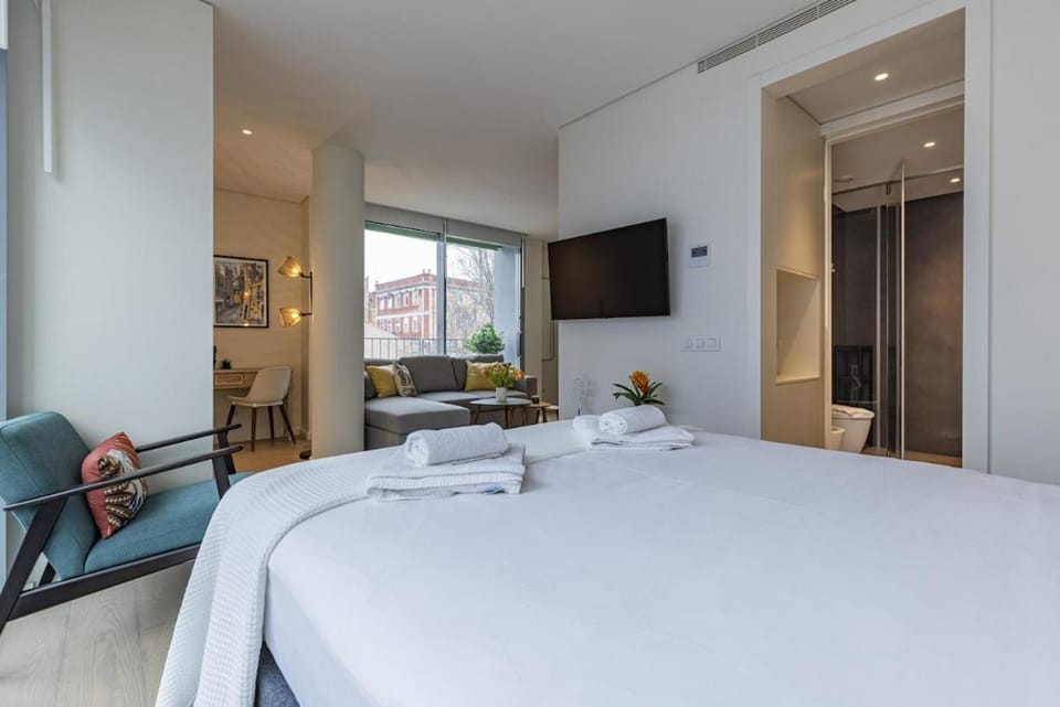 Bed, TV and multimedia, Living room, Photo of the whole room, Bedroom, towels