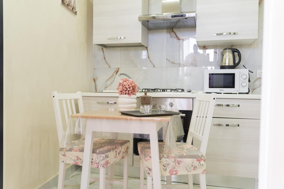 Dining area, kitchen