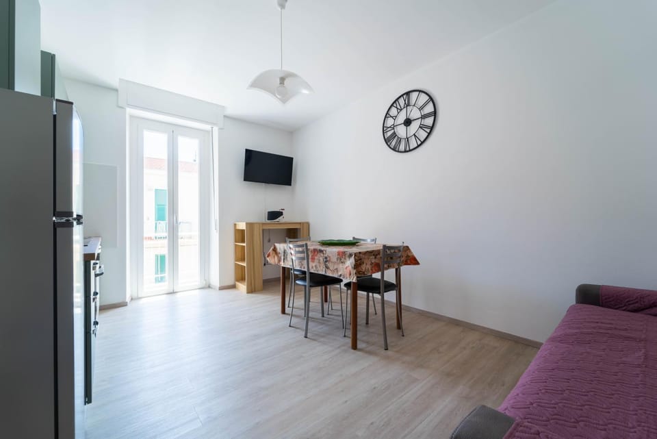 TV and multimedia, Kitchen or kitchenette, Living room, Seating area, Dining area