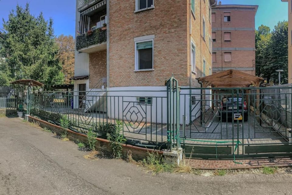 Property building, Day, Neighbourhood, Garden, Garden view, Garden view, Street view, Parking
