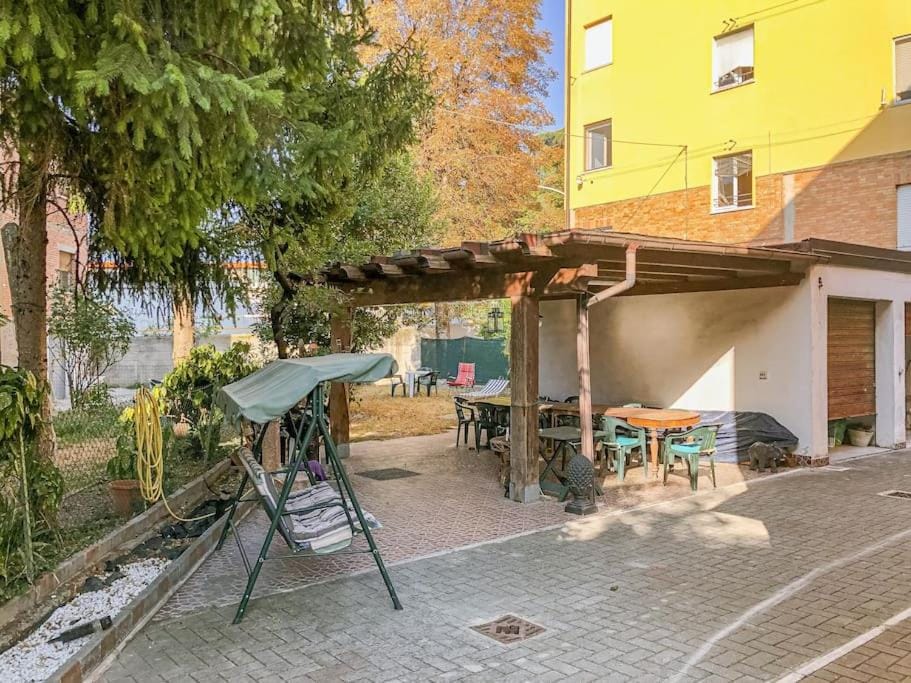 Property building, Patio, Day, Garden, Table tennis, Dining area, Garden view