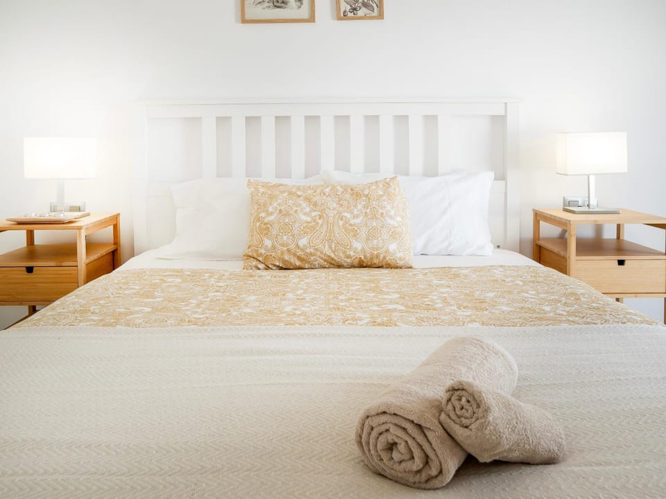 Bed, Bedroom, towels