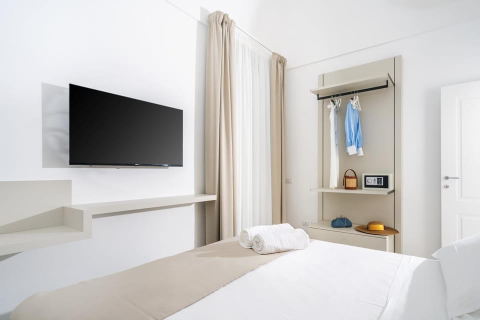 Bed, Bedroom, wardrobe, air conditioner