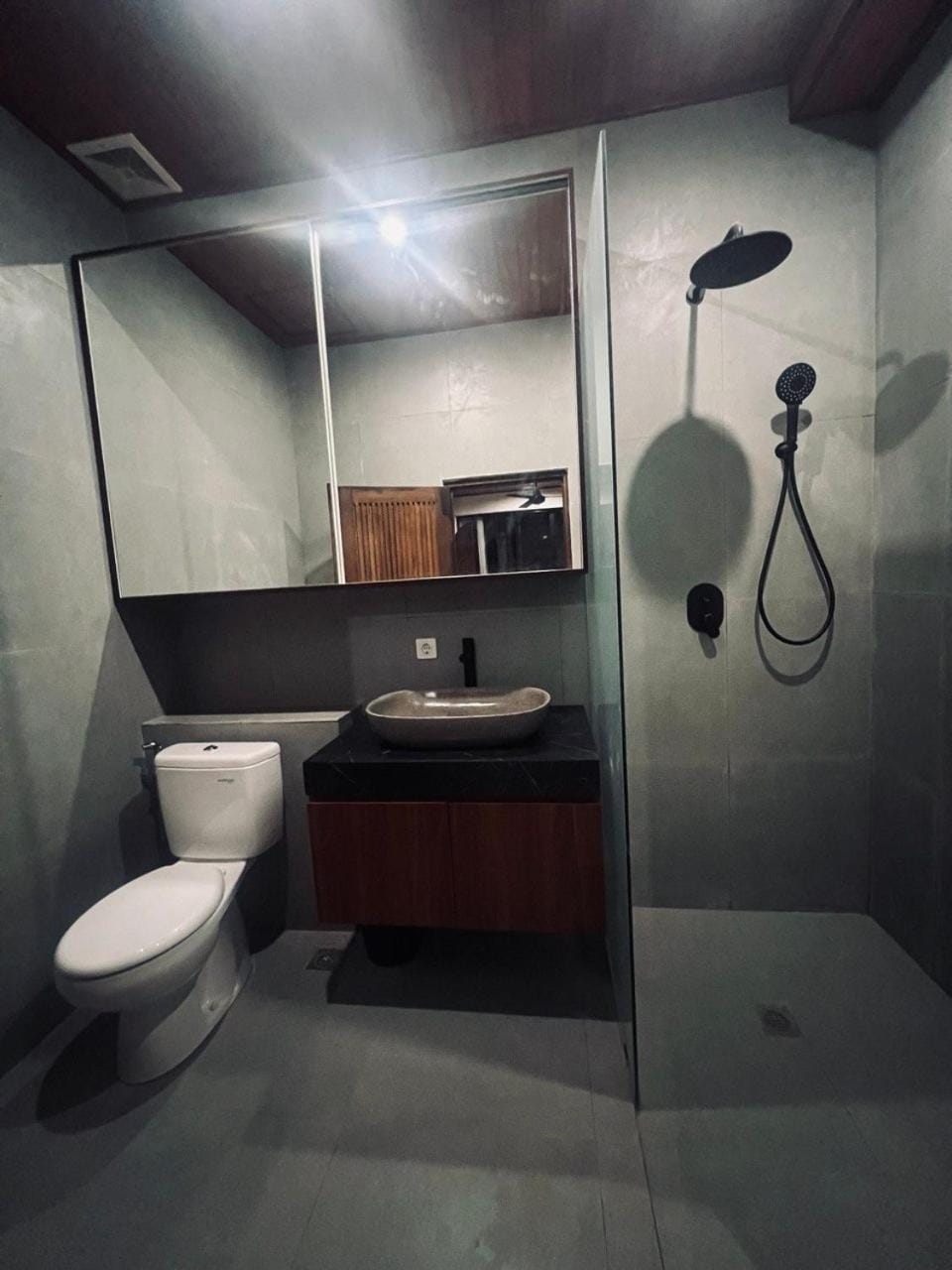 Shower, Toilet