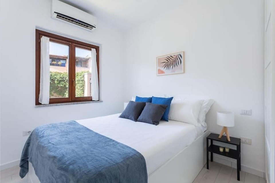 Bed, Photo of the whole room, Bedroom, air conditioner