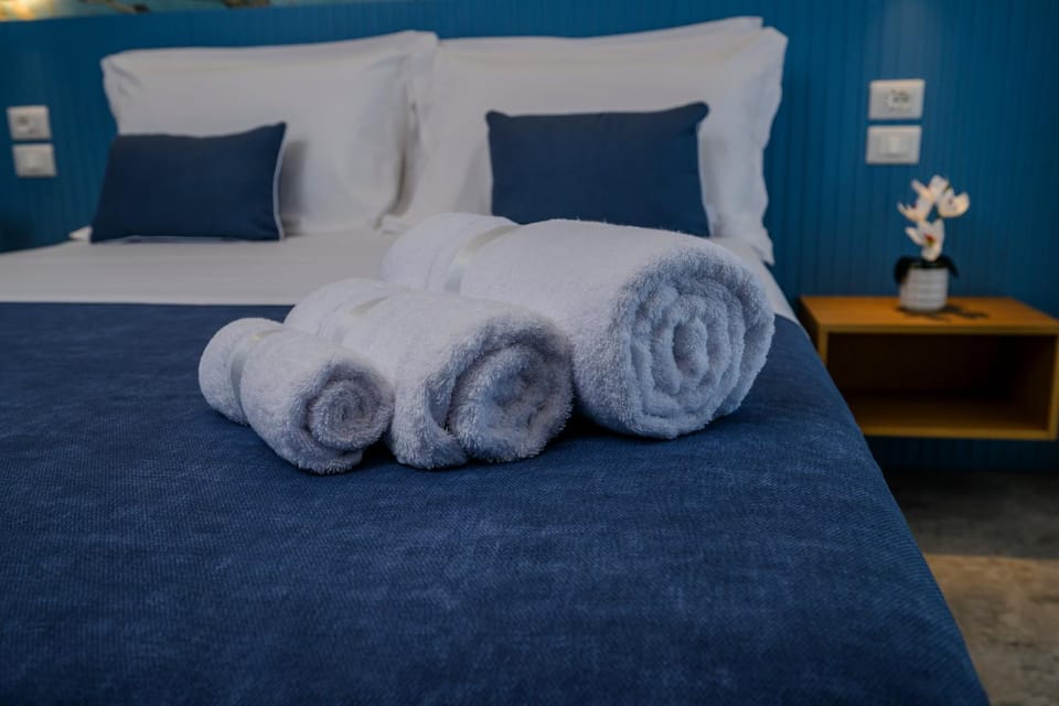 Bed, towels