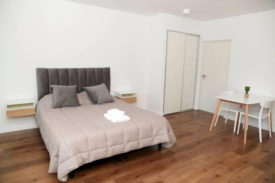 Bed, Photo of the whole room, Seating area, Bedroom