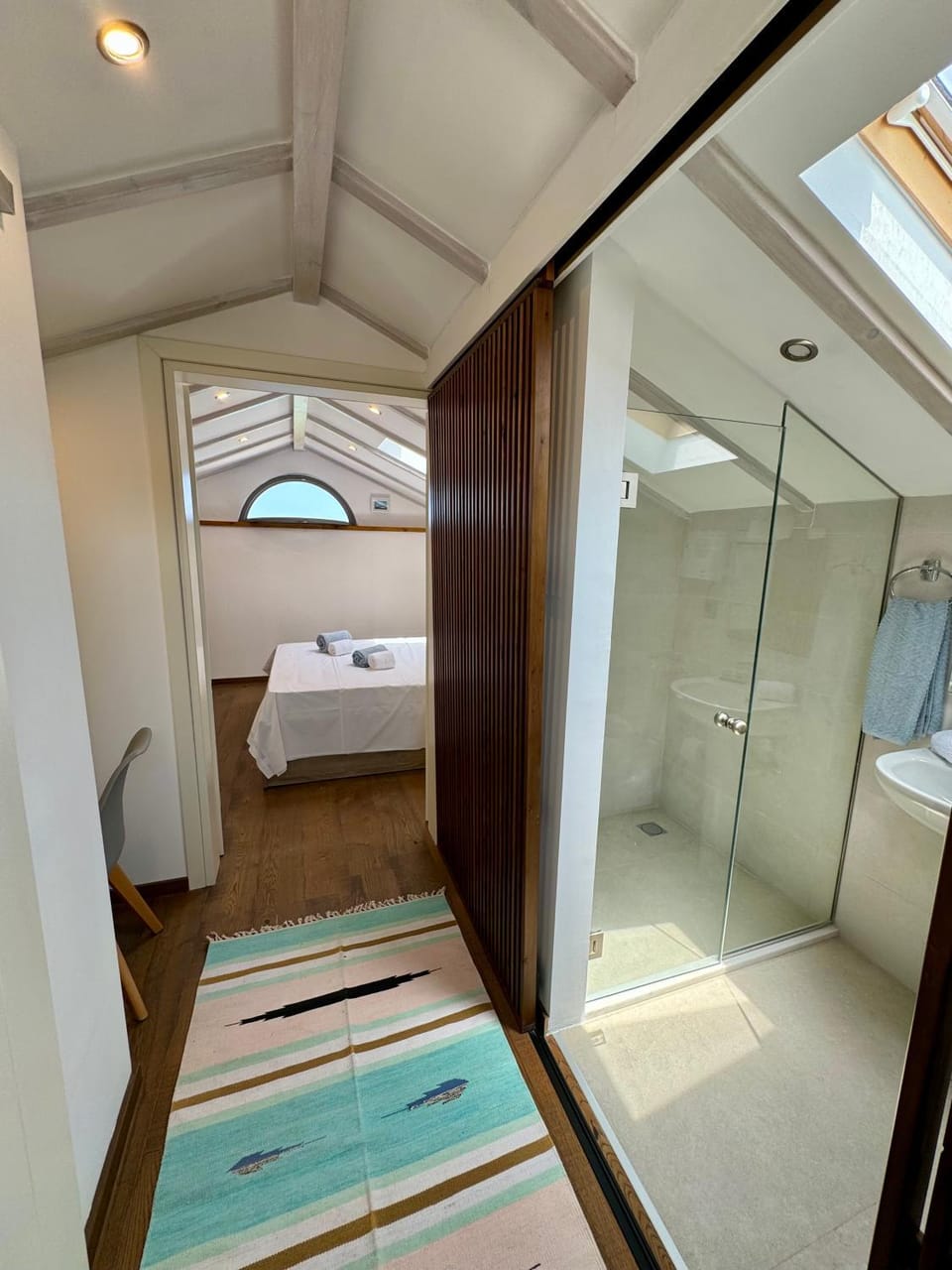 Bed, Bathroom, Photo of the whole room, Bedroom, wardrobe