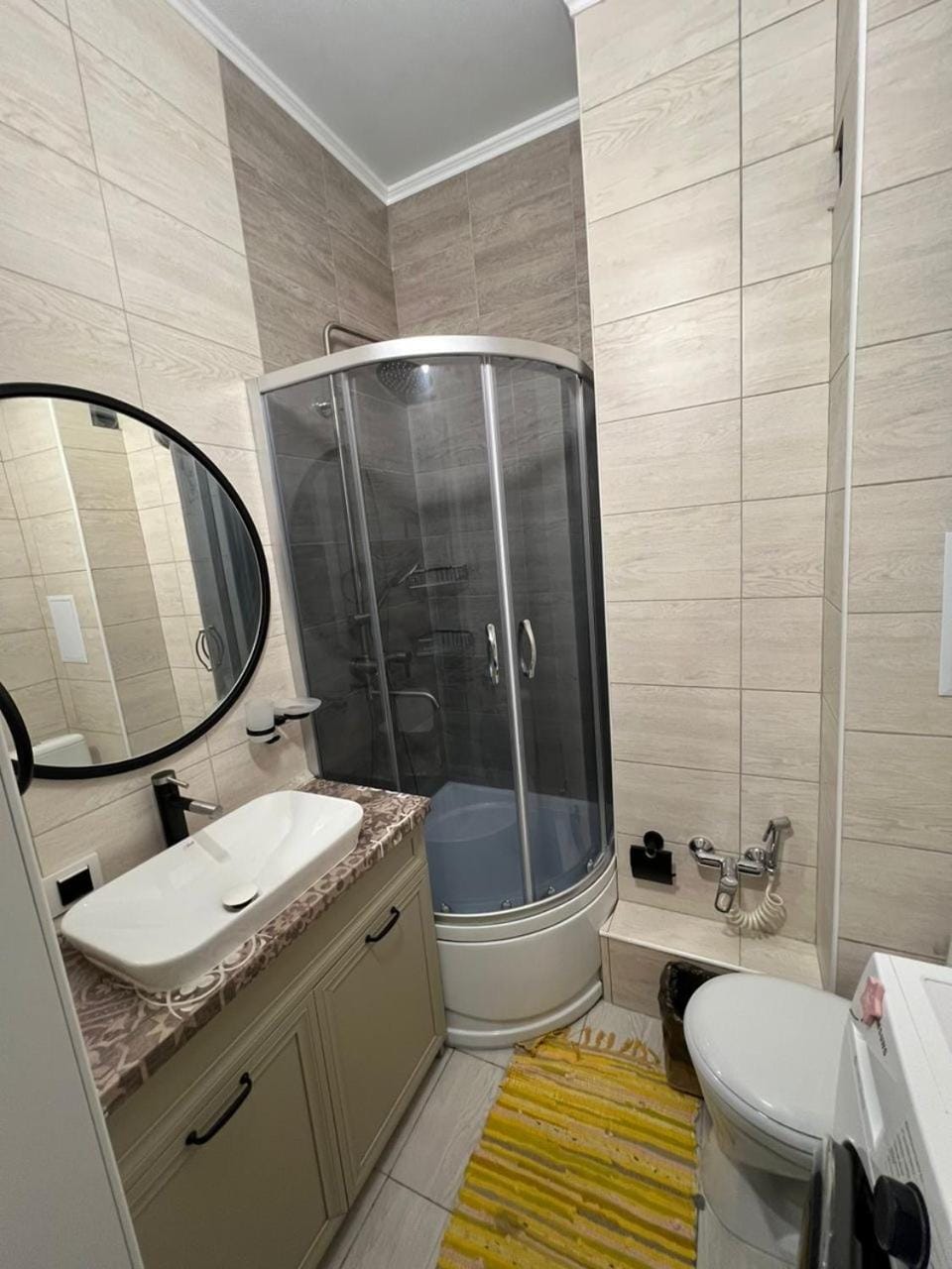 Shower, Toilet, bidet, towels
