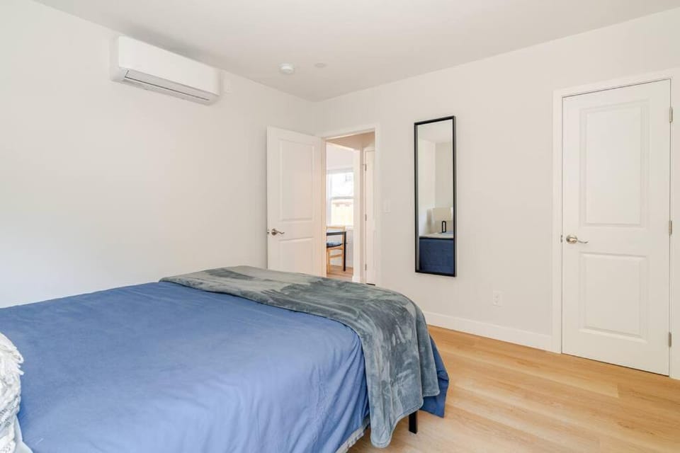 Bed, Photo of the whole room, Bedroom, wardrobe, air conditioner