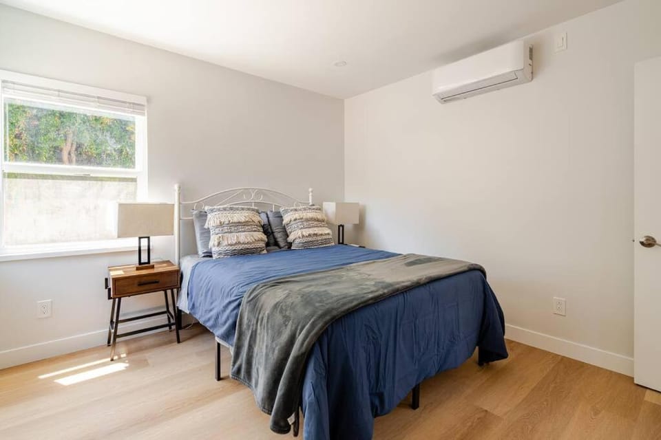 Bed, Photo of the whole room, Bedroom, air conditioner