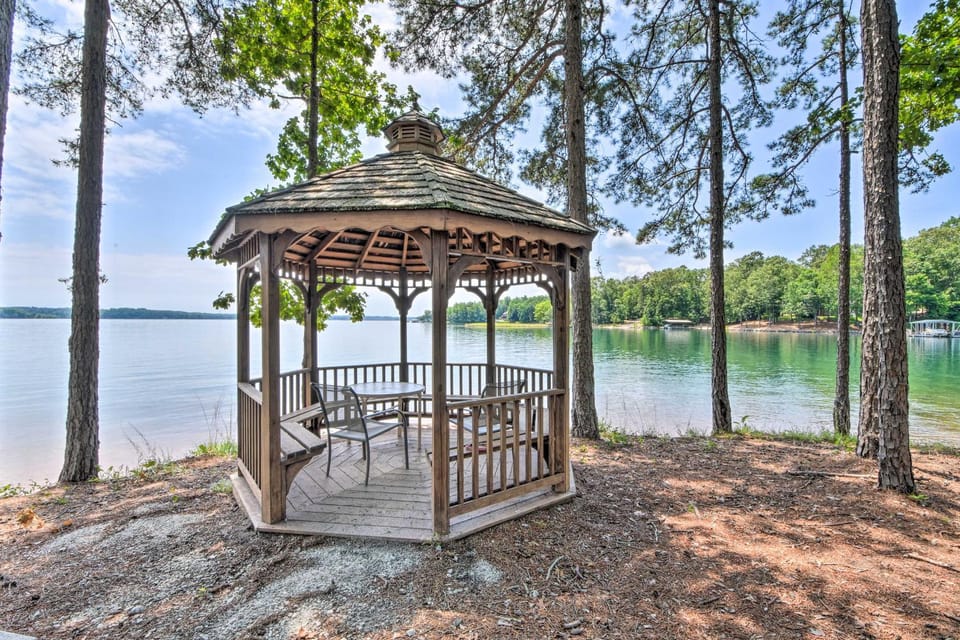 Marina Villa Condo at Lake Keowee w/ Fireplace House in Lake Keowee