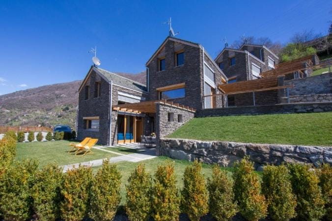 Property building, Natural landscape, Garden, Balcony/Terrace, Garden view, Mountain view